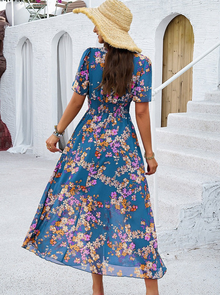 Vestido de manga corta con escote en V y estampado floral fruncido en azul 