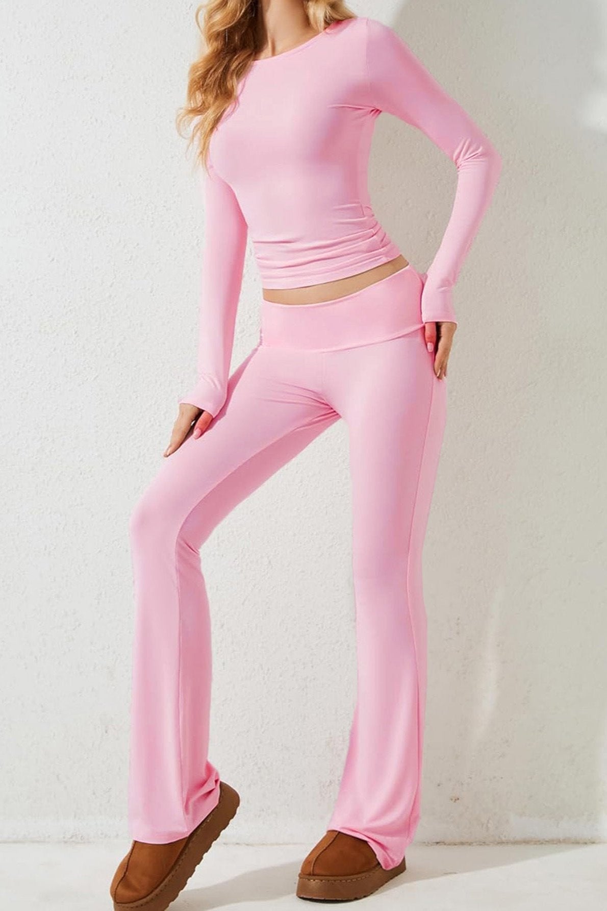 Conjunto de dos piezas con top corto de manga larga y pantalones acampanados de color rosa 