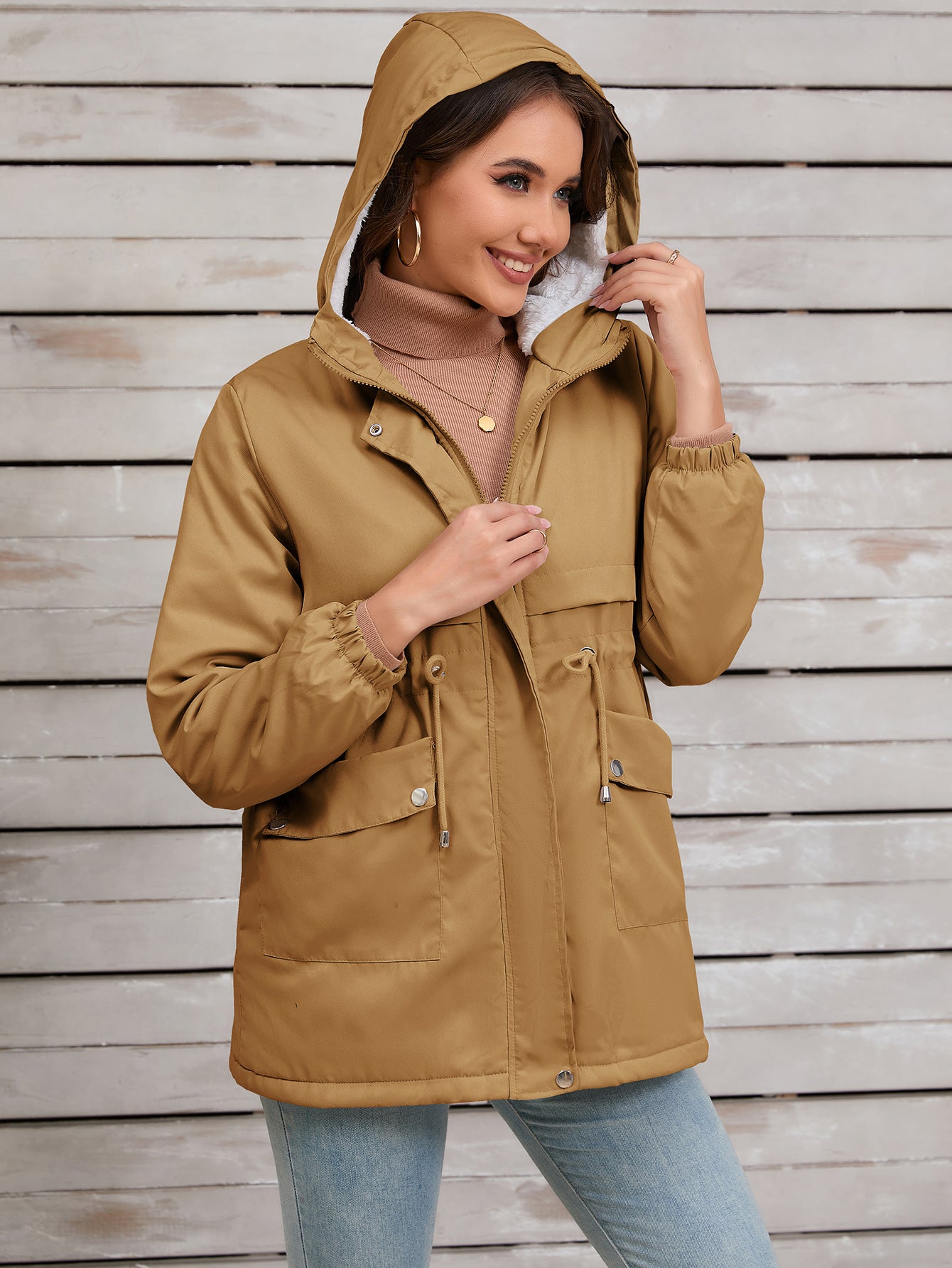 Parka con capucha y cintura ajustable para aventuras al aire libre