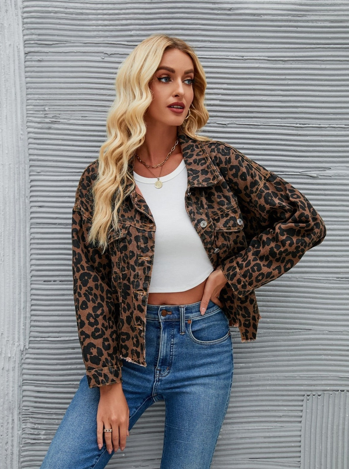 Chaqueta corta vaquera informal con estampado de leopardo 