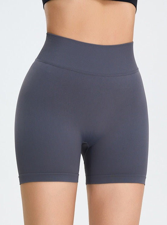 Pantalón corto deportivo de cintura alta sin costuras color gris carbón que realza los glúteos 